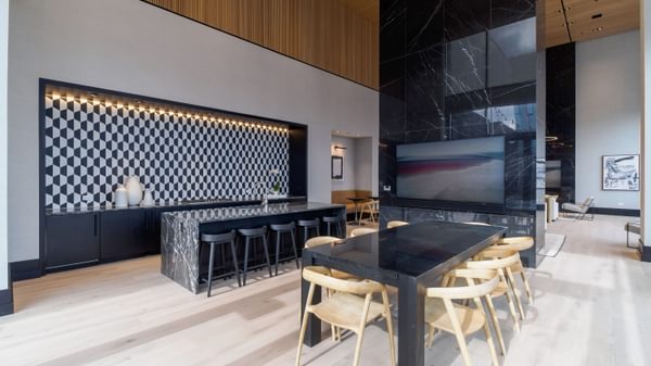 920 N Wells Amenities 1 of 10